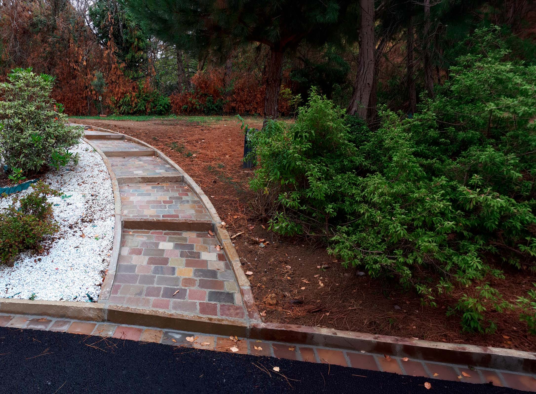 gres-metissay-des-indes-pave Utilisé depuis l’époque romaine pour structurer les voies de circulation, le pavé reste aujourd’hui un choix incontournable pour les allées extérieures, alliant charme intemporel, robustesse et authenticité.